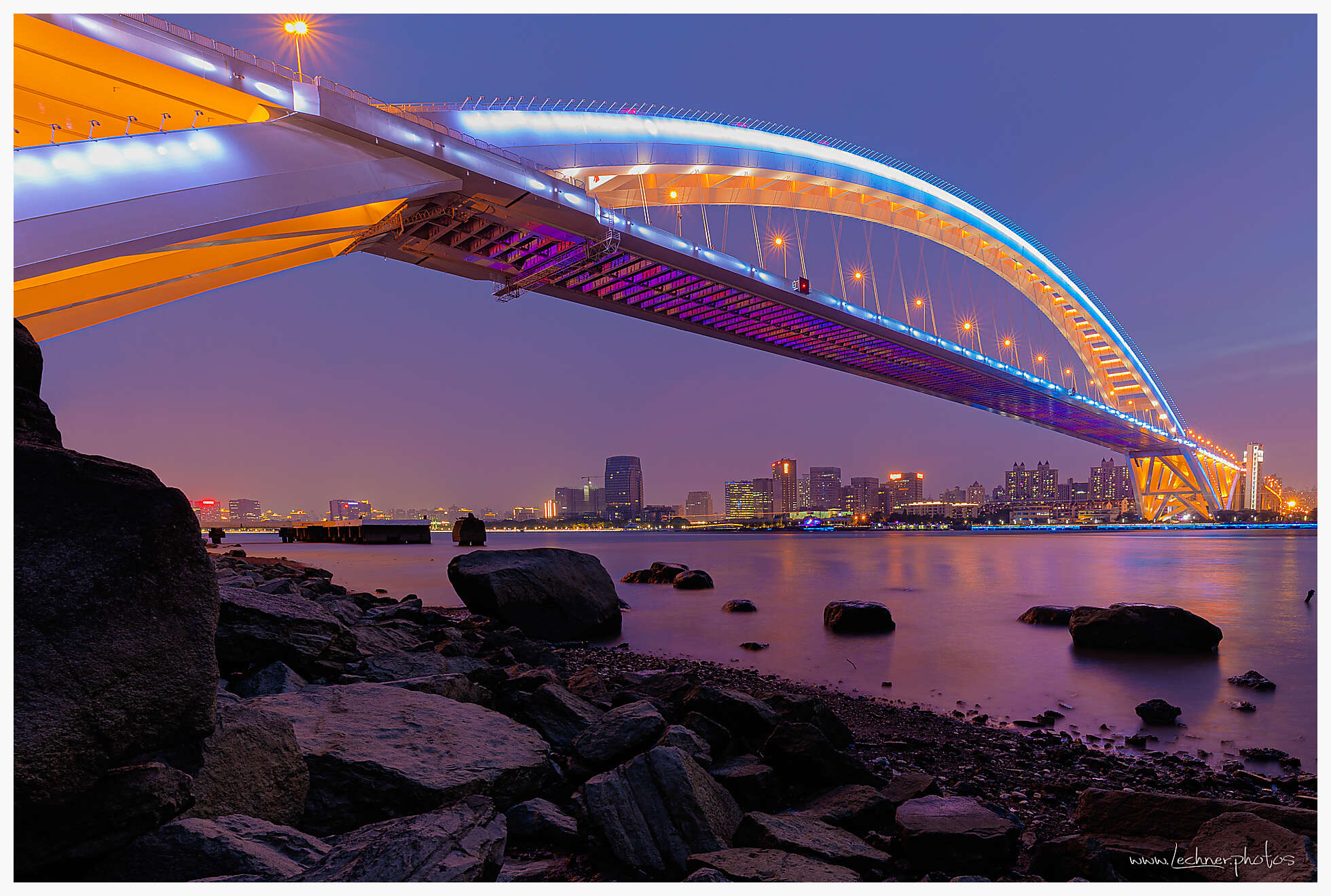 Lupu Bridge at night